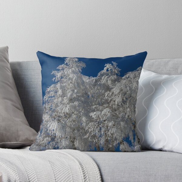 Aperçu de l'œuvre Snowy fir trees créée et vendue par yiannismantas.