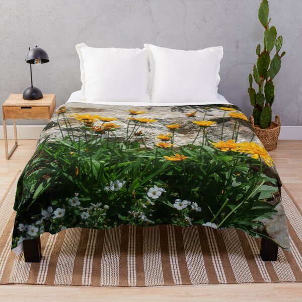 Artikelvorschau, Coreopsis im Steingarten entworfen und verkauft von heatherfriedman.