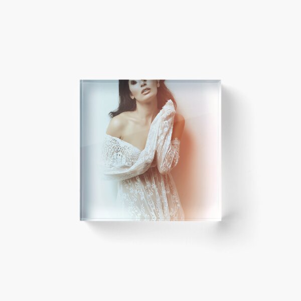 Aperçu de l'œuvre Femme en robe blanche, Femme sensuelle, Photographie érotique, Photographie Boudoir créée et vendue par SensualArt Designs.