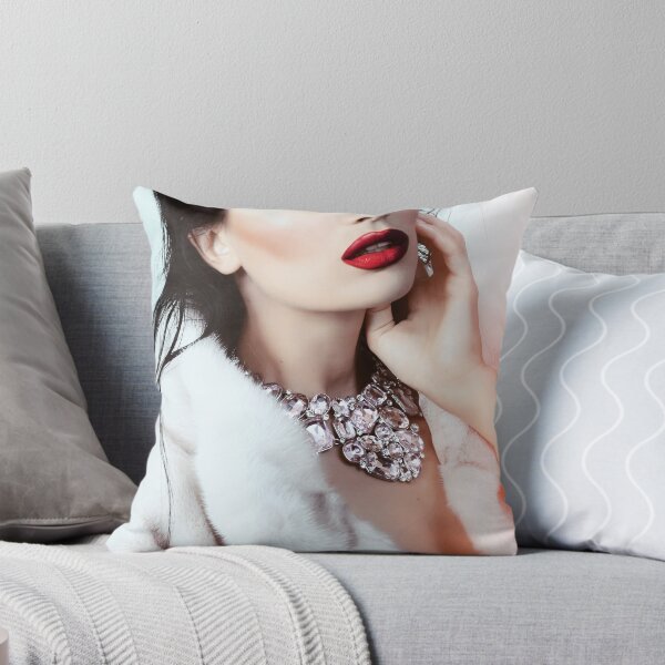 Artikelvorschau, Frau mit roten Lippen, Frau mit Pelz, Frau mit Schmuck, Sinnliche Fotografie entworfen und verkauft von SensualArt Designs.