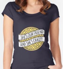 Camiseta entallada de cuello ancho "¡Es nuestra amiga y está loca!" / Cosas extrañas
