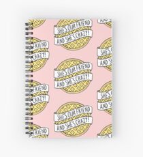 Cuaderno de espiral "¡Es nuestra amiga y está loca!" / Cosas extrañas