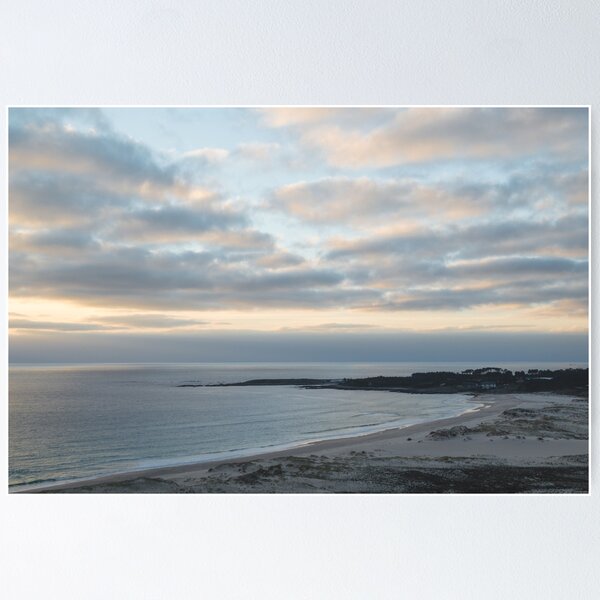 A cloudy sunset at the beach Póster