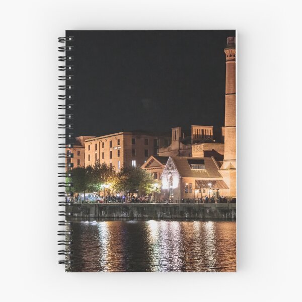 Artikelvorschau, Albert Dock bei Nacht entworfen und verkauft von Wendy Williams.