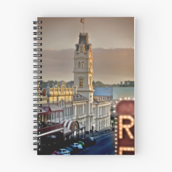Artikelvorschau,  und der Uhrturm wurde 1885 hinzugefügt.

Andere "Landschaften": http: //www.redbubble.com/people/cmitch/portfolio? Tag = Landschaft ...

Mehr "Ballarat": http: //www.redbubble.com/people/cmitch/portfolio? Tag = ballarat ...


 entworfen und verkauft von Craig Mitchell.