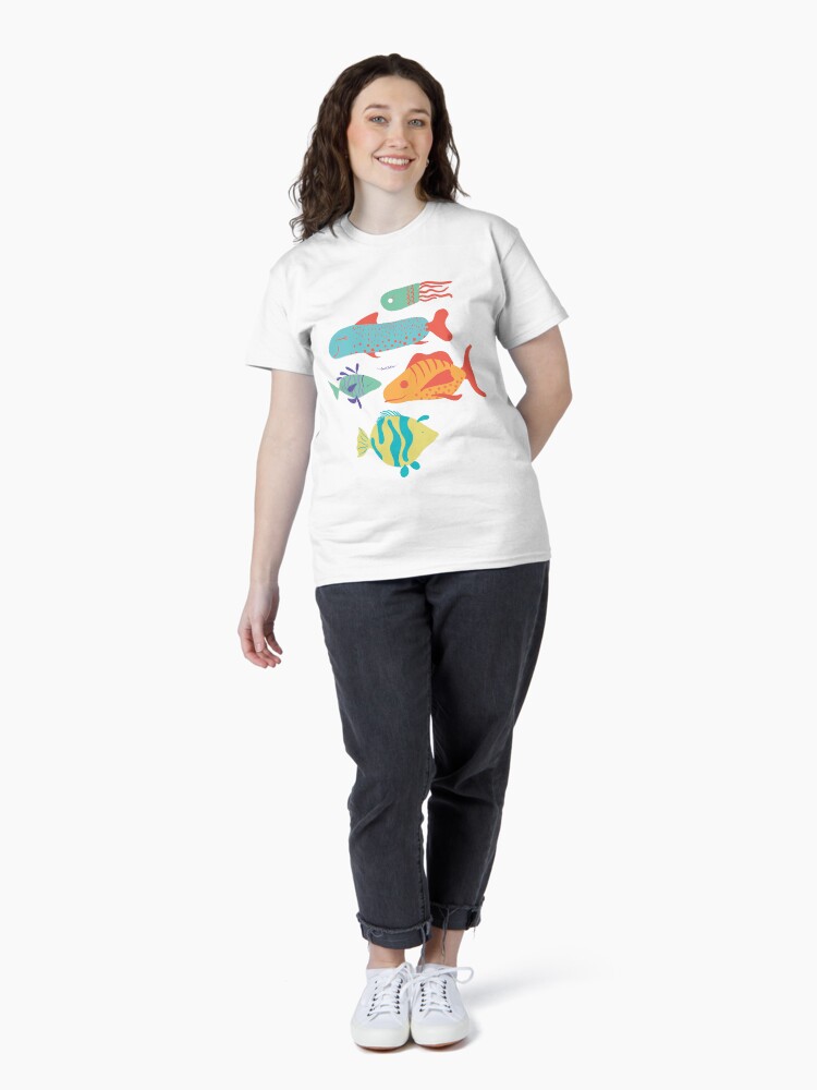 Imagen 4 de 7, Camiseta clásica con la obra Peces de coloridos, diseñada y vendida por AnaidZahori.
