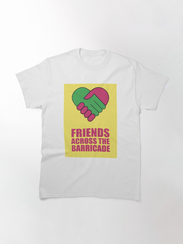 Imagen 3 de 7, Camiseta clásica con la obra Amigos al otro lado de la barricada Premium, diseñada y vendida por AnthonyJ66.