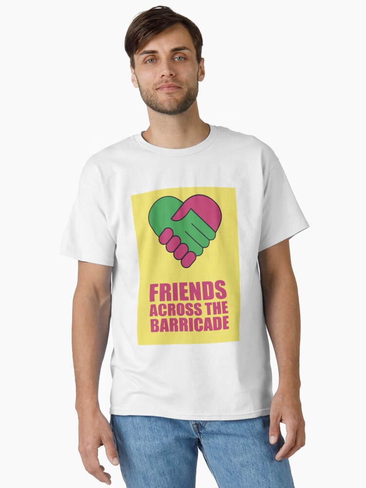 Imagen 1 de 7, Camiseta clásica con la obra Amigos al otro lado de la barricada Premium, diseñada y vendida por AnthonyJ66.
