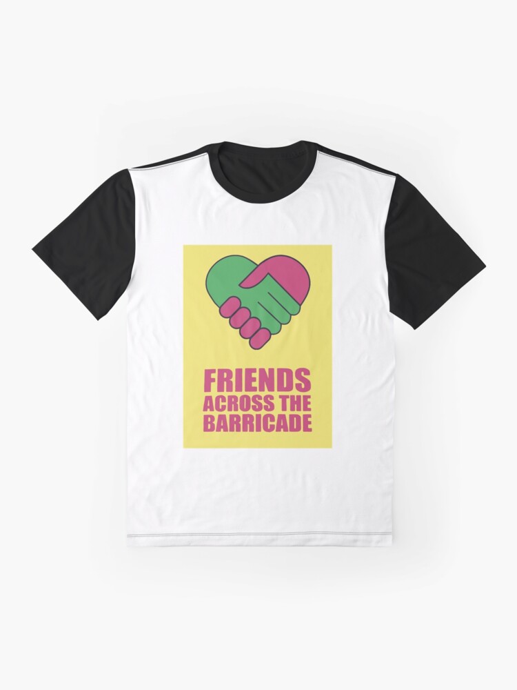 Imagen 4 de 5, Camiseta gráfica con la obra Amigos al otro lado de la barricada Premium, diseñada y vendida por AnthonyJ66.
