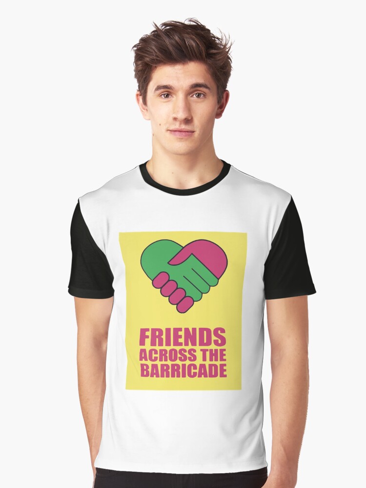 Imagen 1 de 5, Camiseta gráfica con la obra Amigos al otro lado de la barricada Premium, diseñada y vendida por AnthonyJ66.