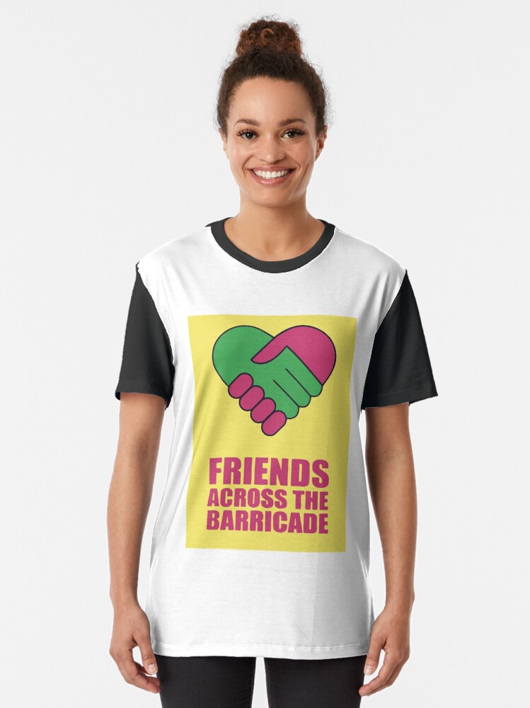 Imagen 2 de 5, Camiseta gráfica con la obra Amigos al otro lado de la barricada Premium, diseñada y vendida por AnthonyJ66.