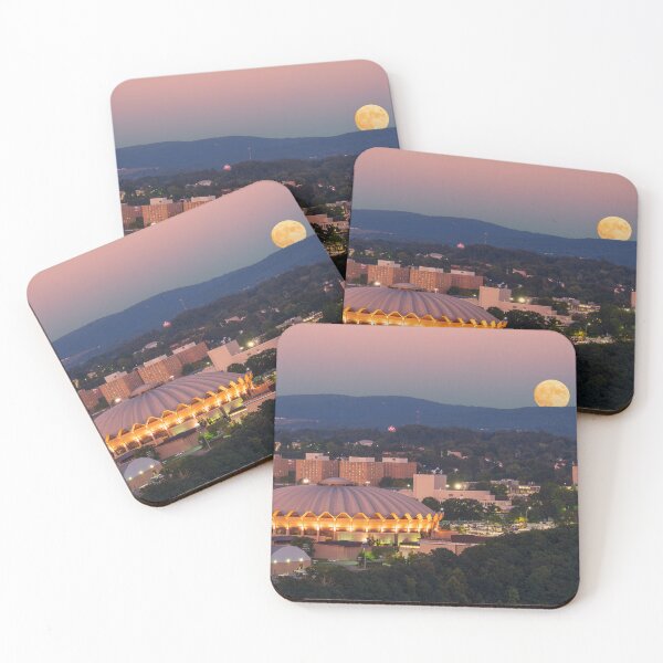 Aperçu de l'œuvre Lune s'élevant au-dessus de WVU Coliseum à Morgantown au coucher du soleil créée et vendue par BackyardProduct.