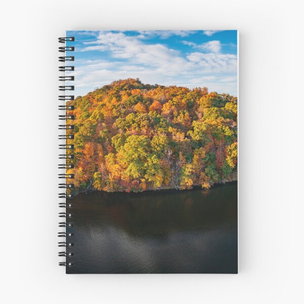 Artikelvorschau, Wunderschöne Herbstfarben am Cheat Lake in der Nähe von Morgantown WV entworfen und verkauft von BackyardProduct.