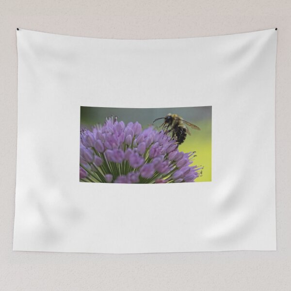 Artikelvorschau, Hummel auf Allium Flower entworfen und verkauft von T.J. Martin.