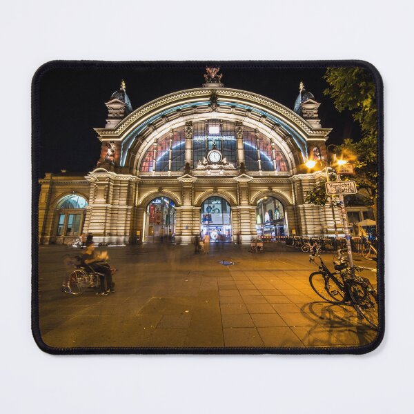 Aperçu de l'œuvre Frankfurt Hauptbahnhof bei nacht créée et vendue par hawkie.