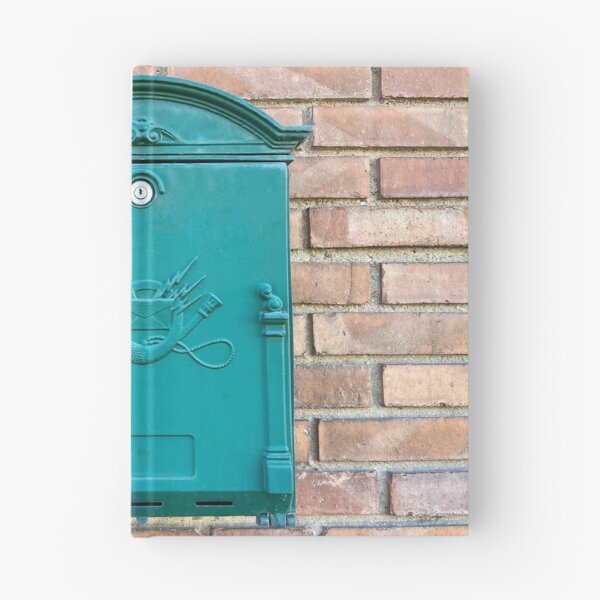 Artikelvorschau, Grüne Farbe des Briefkastens auf Backsteinhintergrund entworfen und verkauft von Ponted.