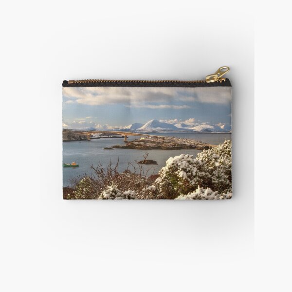 Aperçu de l'œuvre Skye Bridge et les Cuillins en hiver créée et vendue par PhotosEcosse.