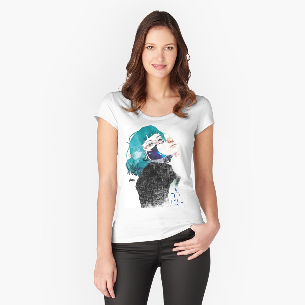 Si me callas by elenagarnu Camiseta entallada de cuello ancho