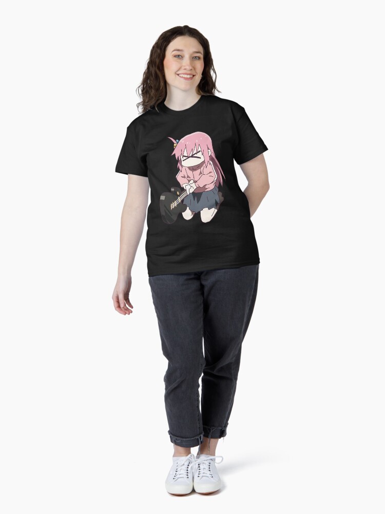 Aperçu 4 sur 7. T-shirt classique avec l'œuvre Bocchi le rock hitori gotou guitare créée et vendue par TeddyGotDesigns.