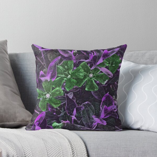Artikelvorschau, Vinca Minor dunkelviolette Illustration entworfen und verkauft von SunshineWalker.