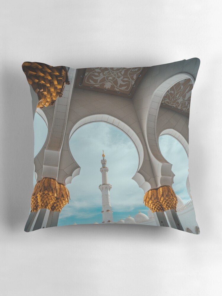 Aperçu 3 sur 4. Coussin avec l'œuvre Sheikh Zayed Grand Mosque at dusk, Abu-Dhabi, UAE créée et vendue par RaimondKlavins.