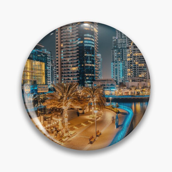 Artikelvorschau, Fantastic nighttime skyline with illuminated skyscrapers. Dubai, UAE entworfen und verkauft von RaimondKlavins.