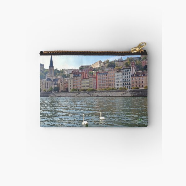 Artikelvorschau, Farbenfrohe Gebäude am Fluss in Lyon – Französische Stadtfotografie entworfen und verkauft von CarolinaReina.