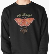 nächtliche orange Motte, die auf Kaffee auf dunklem Hintergrund läuft Sweatshirt