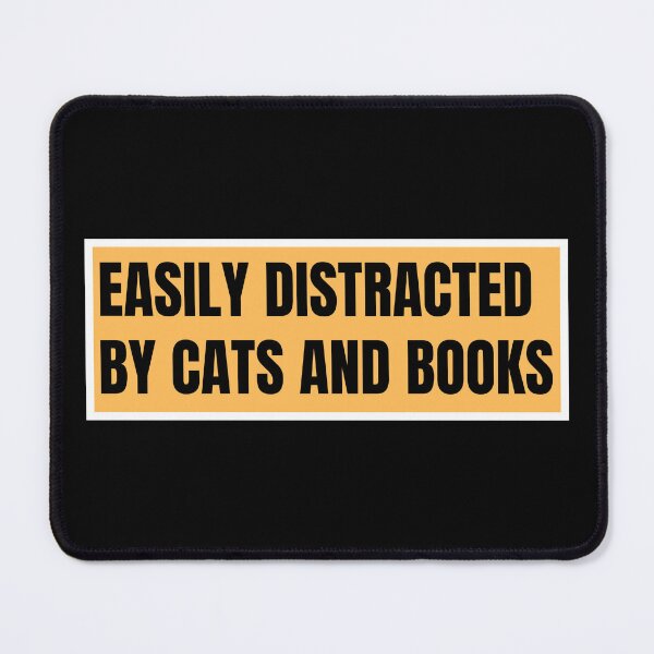 Artikelvorschau, leicht von Katzen und Büchern abgelenkt entworfen und verkauft von TomorrowQuotes.