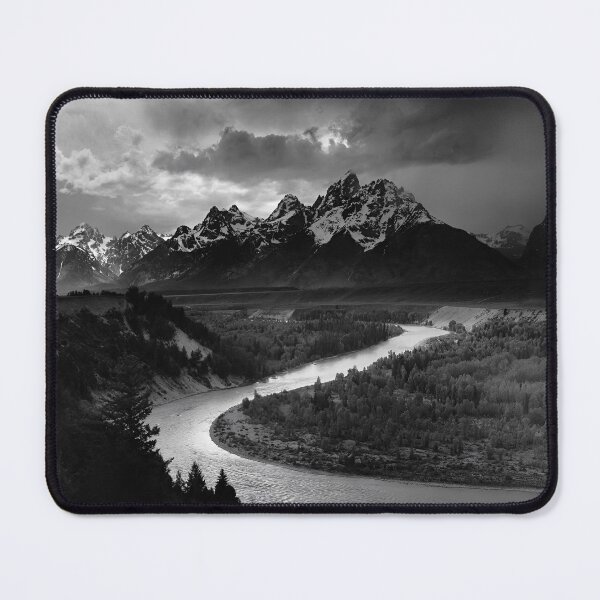 Artikelvorschau, Schneebedeckte Grand Tetons und Snake River; Jackson Hole, Wyoming, klassische Schwarzweißfotografie der Naturlandschaft des Grand Teton Nationalparks – Fotografie – Fotografien von Ansel Adams entworfen und verkauft von Jéanpaul Ferro.