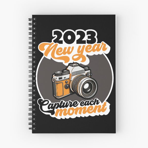 Artikelvorschau, 2023 Neujahr - Erfassen Sie jeden Moment entworfen und verkauft von RogueDroid.