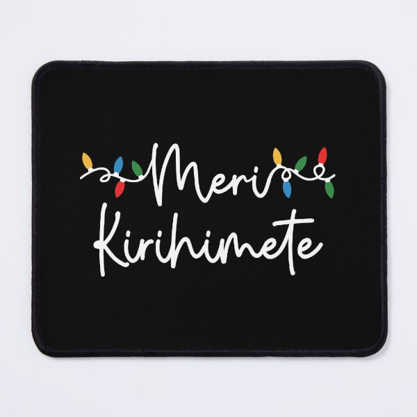 Artikelvorschau, Meri Kirihimete mit Weihnachtsbeleuchtung, Maori Frohe Weihnachten, schwarzer Hintergrund entworfen und verkauft von BearAndCat.
