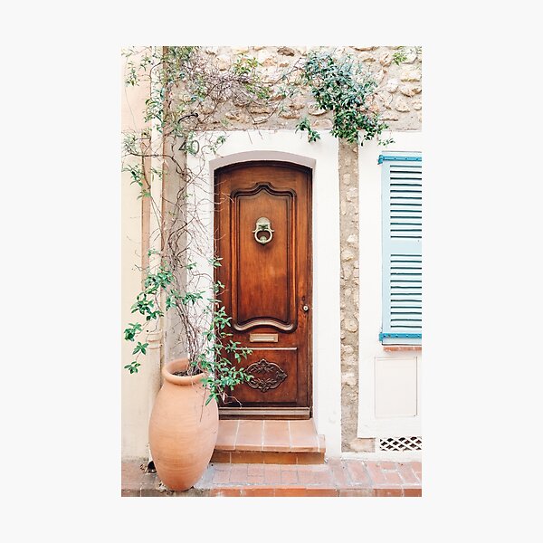 Aperçu de l'œuvre Porte en bois de la Côte d'Azur, Antibes France Photographie de voyage, Côte d'Azur Bright Pastel Boho Colored Photo Impression artistique créée et vendue par radub85.