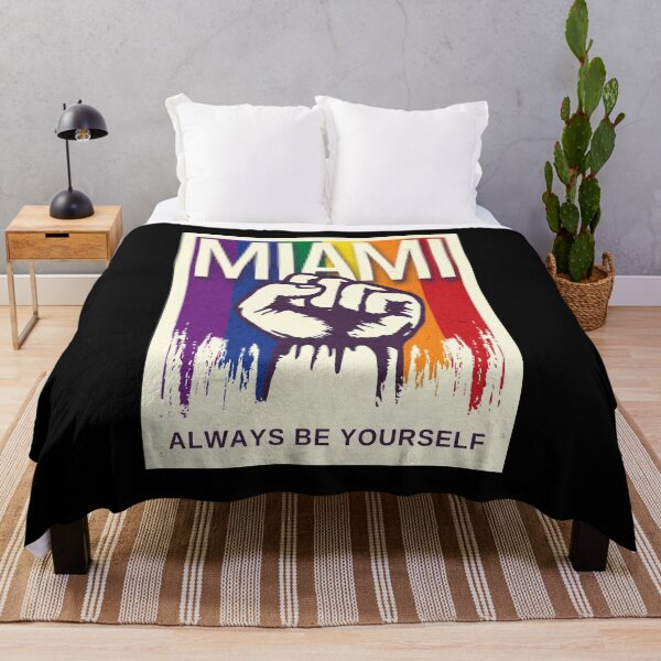 Artikelvorschau, Miami LGBTQ-Stolz-Faust-Regenbogen-Flagge entworfen und verkauft von Queer Pride Shop.