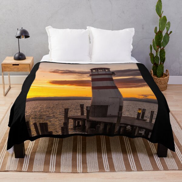 Aperçu de l'œuvre Phare du coucher du soleil sur la mer créée et vendue par MyTrueLove.