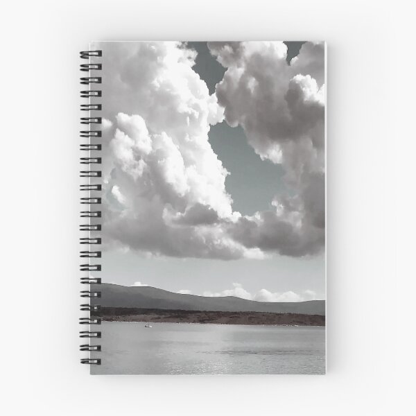 Aperçu de l'œuvre Nuages dramatiques en niveaux de gris, nuages, eau, montagnes, photographie de paysage naturel créée et vendue par Gulnaz Turdalieva.