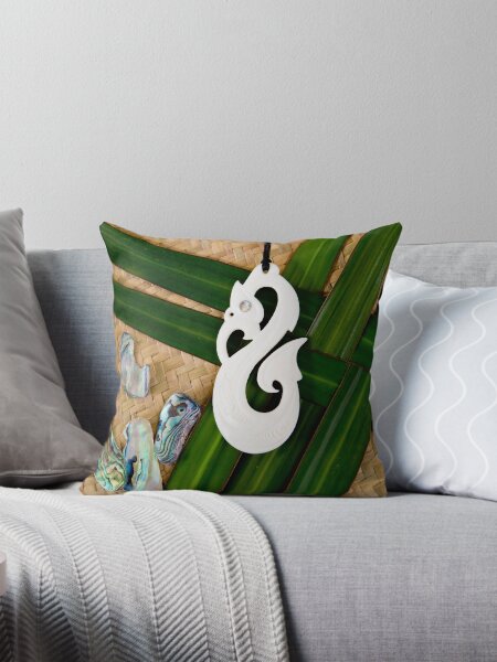 Vista previa del artículo con la obra «Tema de la Cultura Nz Maori - Bone Manaia», diseñado y vendido por Nicolette Neish.