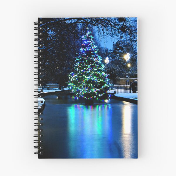 Artikelvorschau, Bourton auf dem Wasser-Weihnachtsbaum Cotswolds entworfen und verkauft von AndyEvansPhotos.