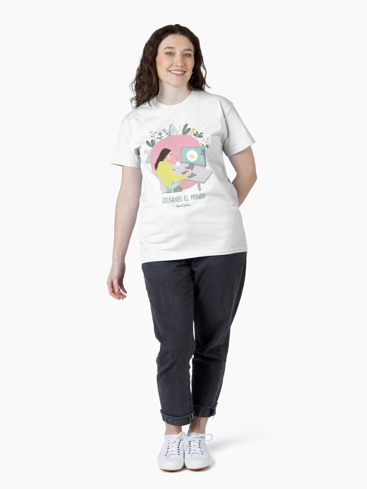 Imagen 4 de 7, Camiseta clásica con la obra Diseñando el mundo, diseñada y vendida por AnaidZahori.