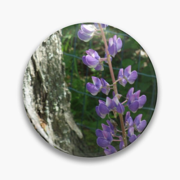 Artikelvorschau, Purpurrote Blume, die nahe Baum wächst entworfen und verkauft von d-camp.