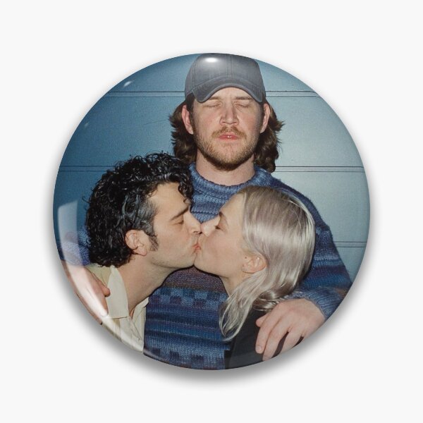 Artikel-Vorschau von phoebe bridgers und matty healy küssen sich, designt und verkauft von girlbossmoment.