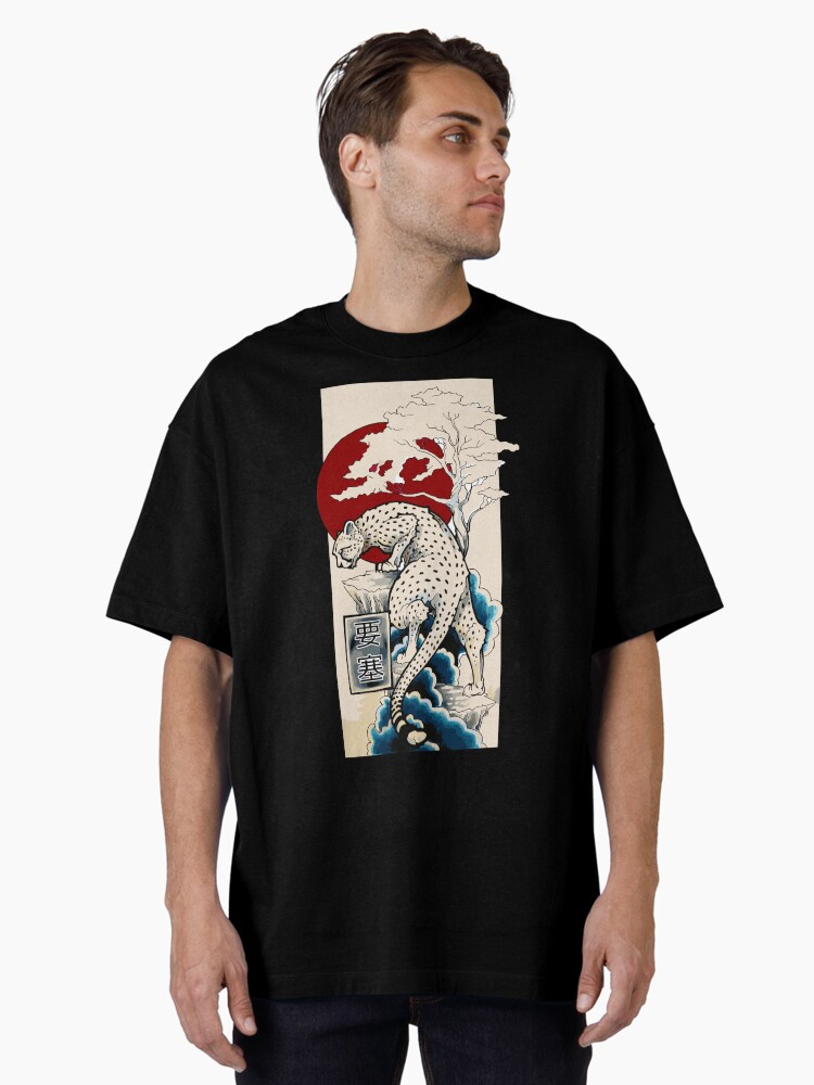 Imagen 1 de 7, Camiseta oversize con la obra leopardo japonés de la fortaleza, diseñada y vendida por FotoLibreStudio.