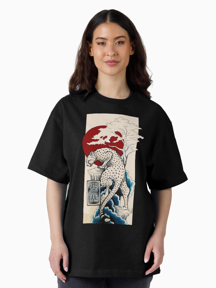 Imagen 2 de 7, Camiseta oversize con la obra leopardo japonés de la fortaleza, diseñada y vendida por FotoLibreStudio.