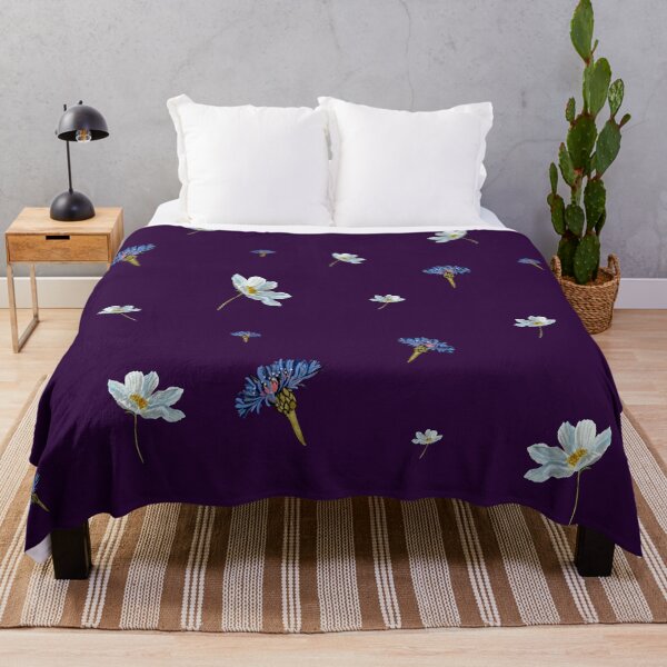 Aperçu de l'œuvre Flower blue daisy pattern seamless a watercolor violet créée et vendue par Yana Mustafina | Boho Soulful Designs.