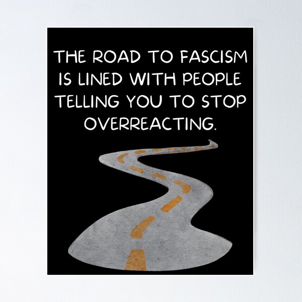 Vista previa del artículo con la obra «El camino hacia el fascismo está lleno de gente que te dice que dejes de reaccionar exageradamente.», diseñado y vendido por MeaganMoo.