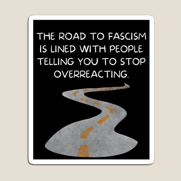 Vista previa del artículo con la obra «El camino hacia el fascismo está lleno de gente que te dice que dejes de reaccionar exageradamente.», diseñado y vendido por MeaganMoo.