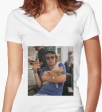 Joe Keery, Champagner und Pommern Tailliertes T-Shirt mit V-Ausschnitt