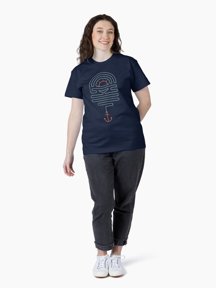 Aperçu 4 sur 7. T-shirt classique avec l'œuvre Le conte de la baleine créée et vendue par thepapercrane.