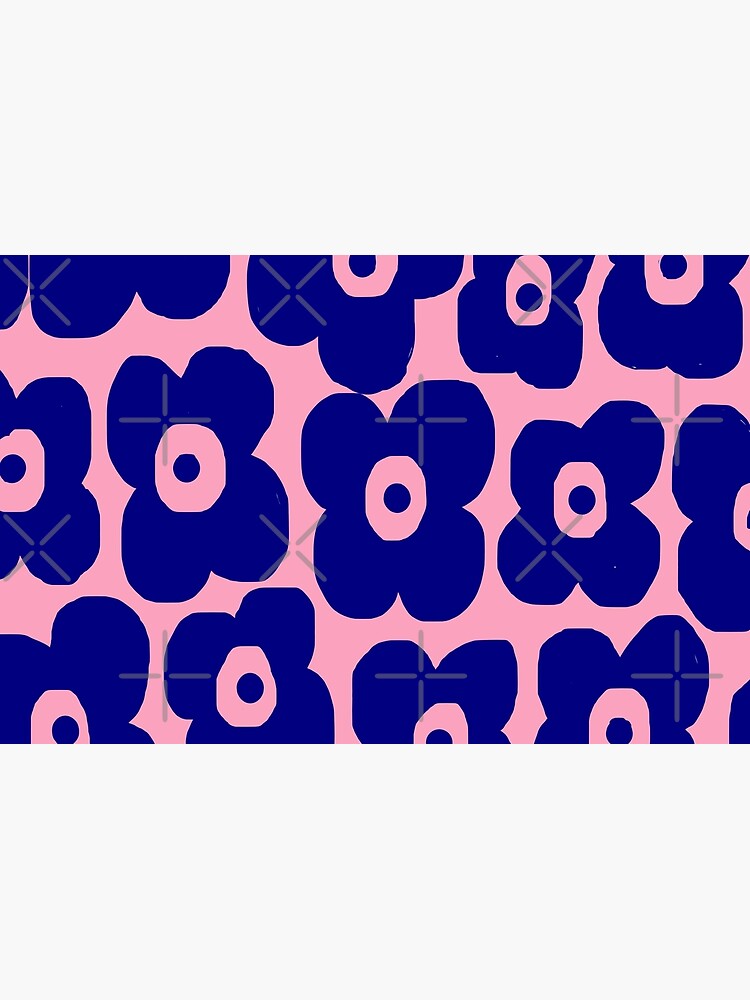 Aperçu 2 sur 2. Skin adhésive d'ordinateur avec l'œuvre Jardin nordique emblématique en bleu marine et rose lavande créée et vendue par Deutschic.