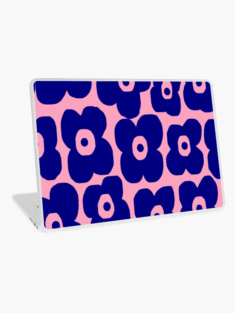 Aperçu 1 sur 2. Skin adhésive d'ordinateur avec l'œuvre Jardin nordique emblématique en bleu marine et rose lavande créée et vendue par Deutschic.